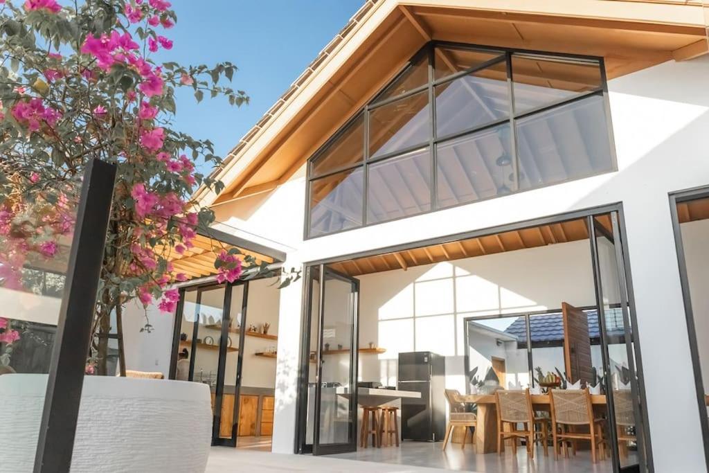 Villa Hakem Elegant And Modern 4 Bedrooms Villa Pool View Canggu  Exterior photo